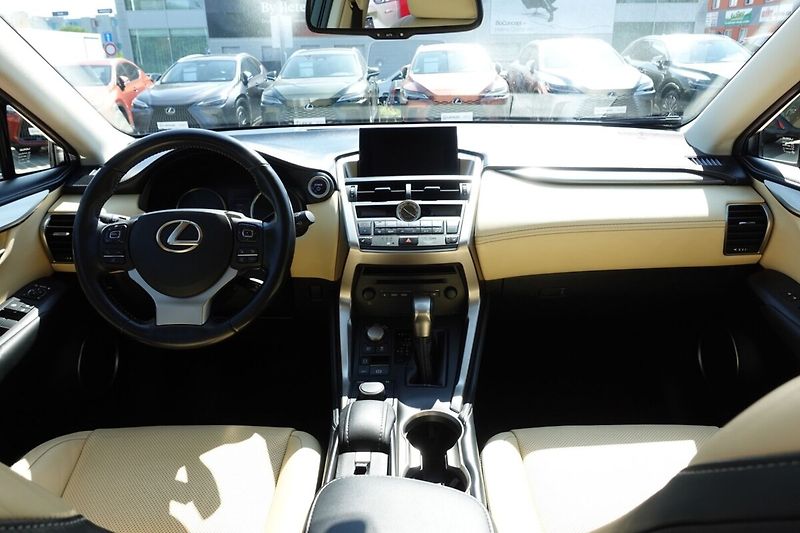 Lexus NX 300h NX300h AWD DC Executive Plus S - fotka 18 z 35