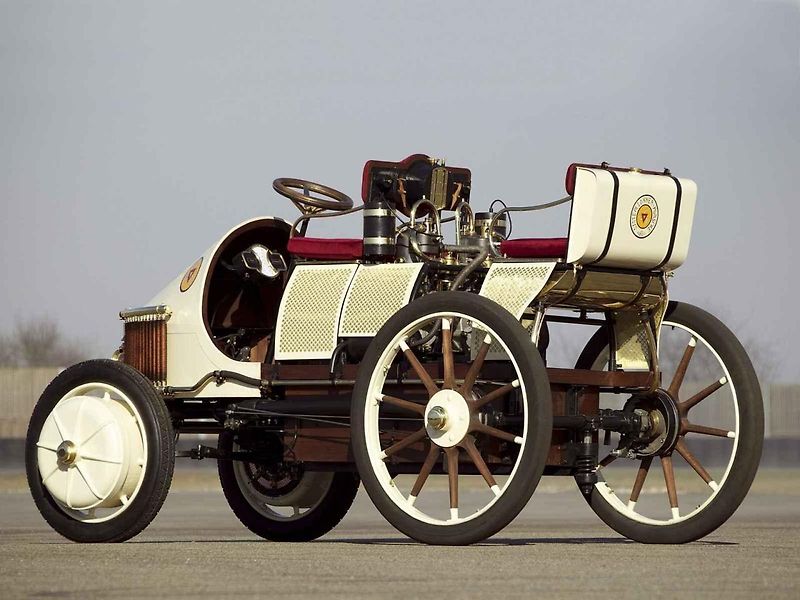 Ferdinand Porsche poslal na silnice první hybrid i model s pohonem všech kol.