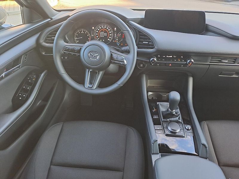 Mazda 3 2.5L e-SKYACTIV G 103 kW - fotka 17 z 20
