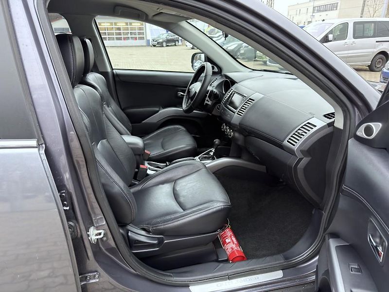 Mitsubishi Outlander 2.2 DI-D 4x4 automat, navigace - fotka 13 z 27