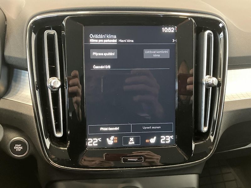 Volvo XC40 B4 Momentum Advance AT8 - fotka 35 z 41