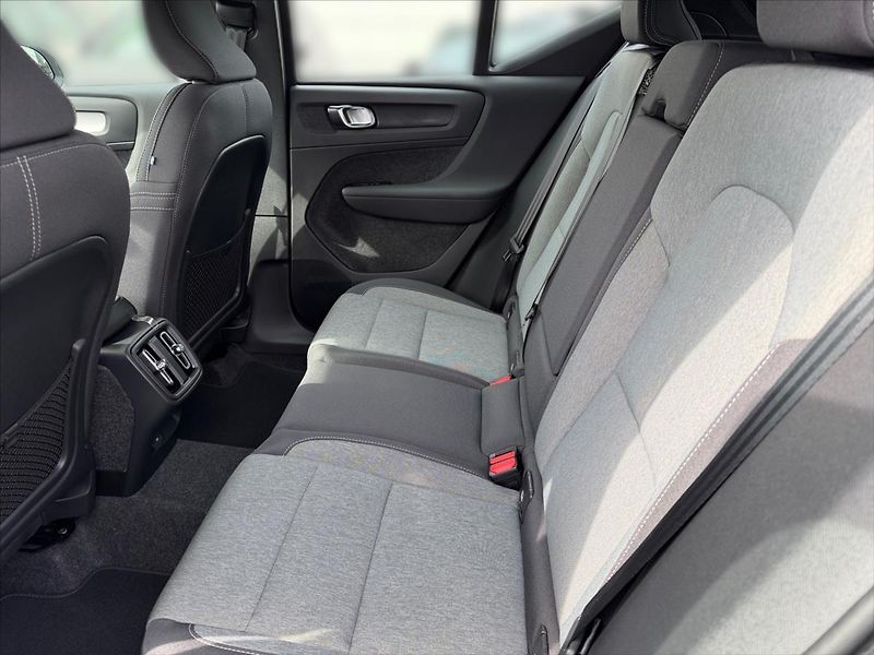 Volvo XC40 2,0 Plus B3 Black Edition 3760 - fotka 11 z 14