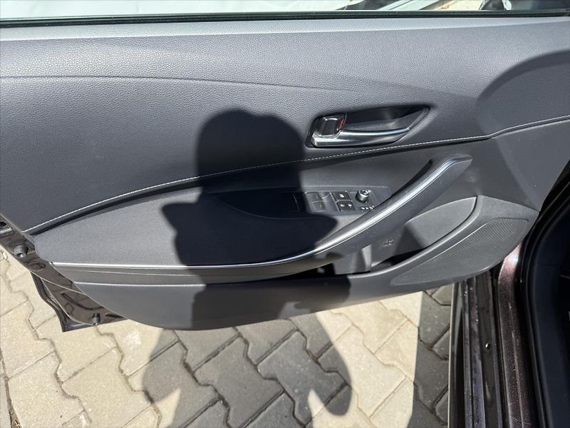 Toyota Corolla 1,8 Comfort Tech - fotka 18 z 19