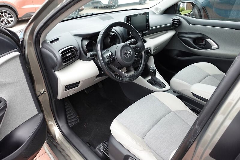 Toyota Yaris 1.5 HEV  Executive - fotka 11 z 29
