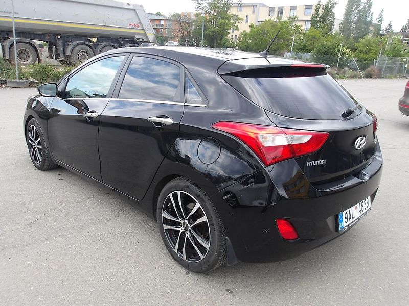 Hyundai i30 1,6CRDi  Automat!! 2 x kola! - fotka 10 z 34