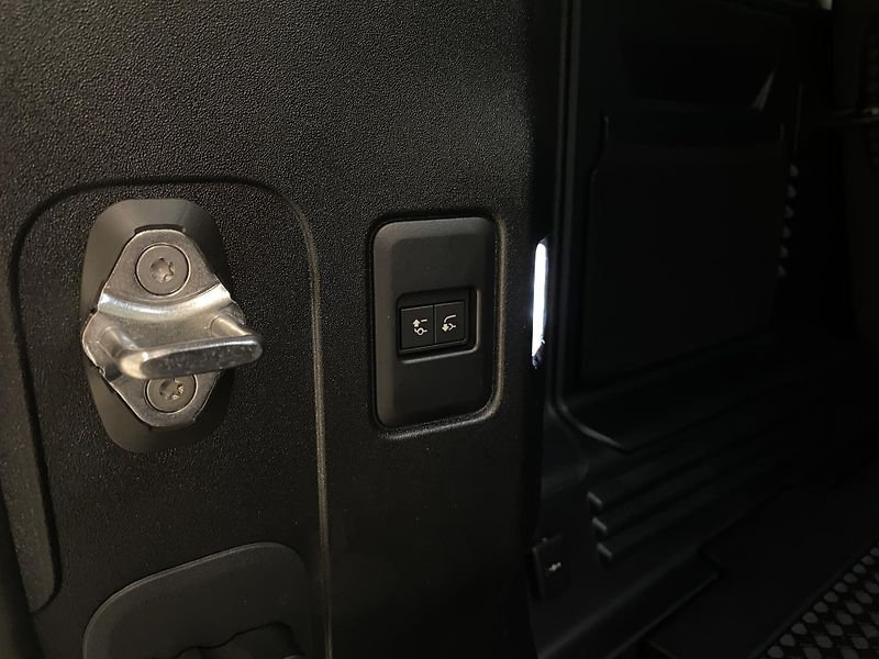 Land Rover Defender 110 D200 S AWD AUT CZ 1.maj. - fotka 32 z 47