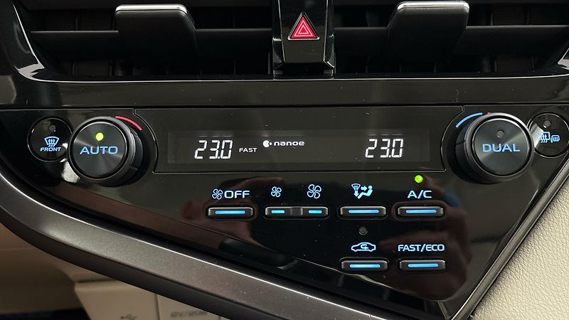 Toyota Camry 2.5 Hybrid AUT Executive - fotka 13 z 28