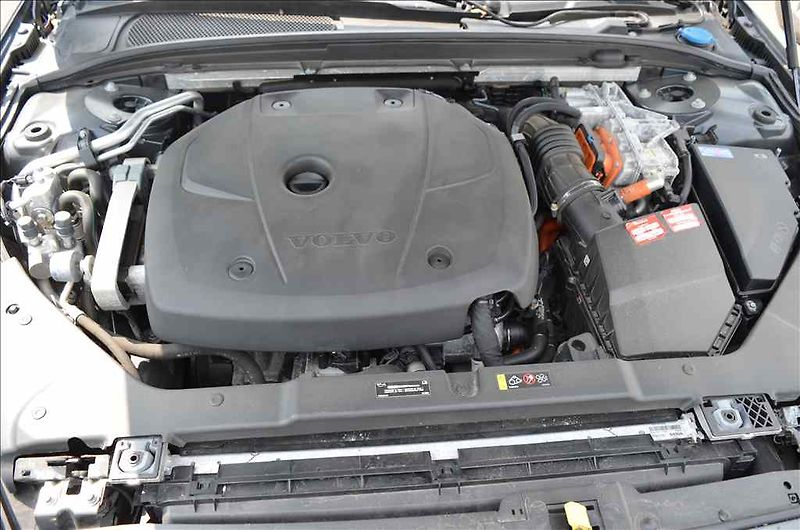 Volvo V60 (2020) 2,0 T6 TWIN ENGINE AWD - fotka 12 z 22