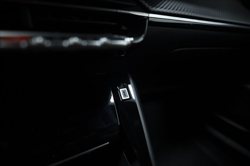 Peugeot 2008 1,2 HYBRID AT KAMERA 360° ČR - fotka 29 z 43