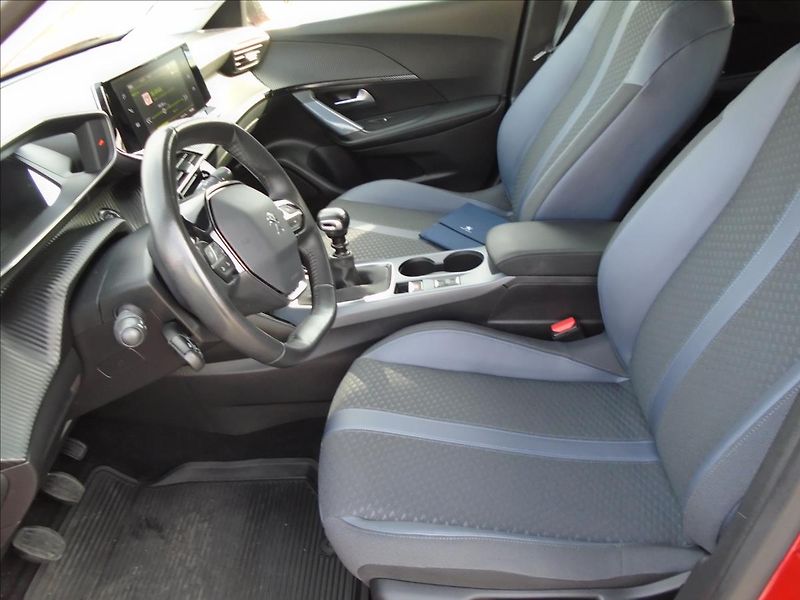 Peugeot 2008 1,2 - fotka 11 z 30