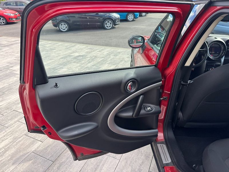 Mini Countryman (2015) 1,6 D 82 Kw - fotka 12 z 33