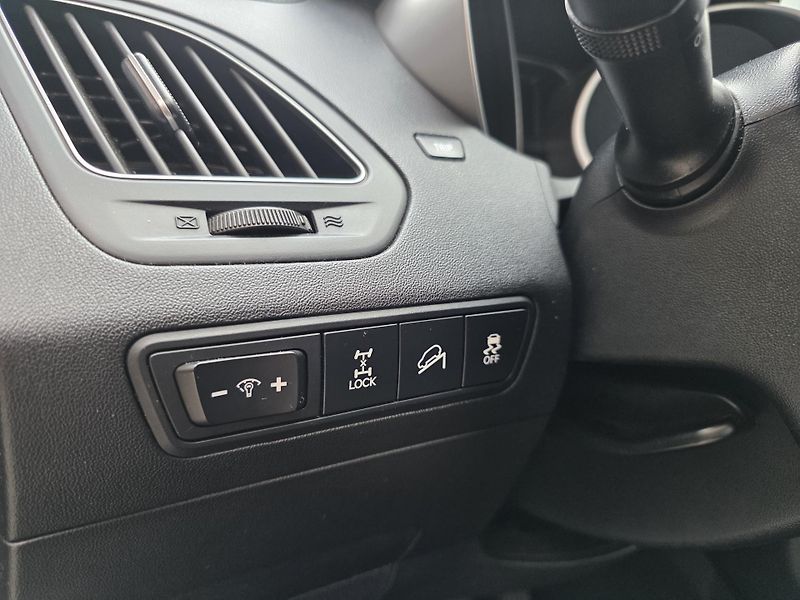 Hyundai ix35 2.0-4x4-TAŽNÉ 2t-POLOKŮŽE - fotka 11 z 17