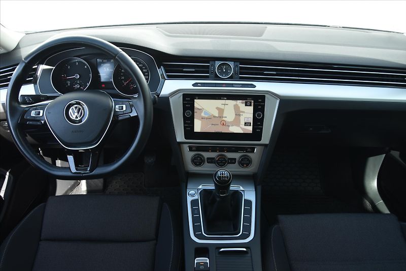 Volkswagen Passat 1.6TDi LED NAVIGACE TAŽNÉ - fotka 13 z 28