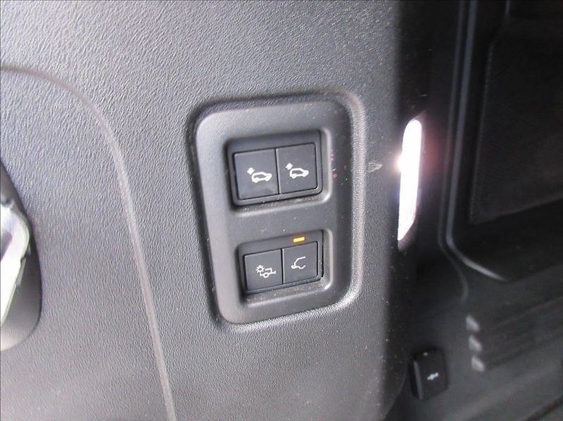 Land Rover Defender 2,0 D200 110,1.Maj, ČR, DPH - fotka 41 z 44