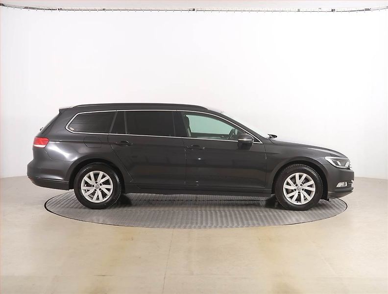 Volkswagen Passat (2017) 2.0 TDI, Automat, Serv.kniha - fotka 6 z 19