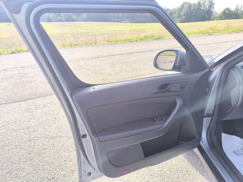 Škoda Yeti (2010) 1.2 TSI  DOLOŽENÉ KM - fotka 10 z 27