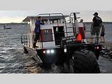 Obojživelný hausbót se na vodě i silnici pohybuje velice stabilně.