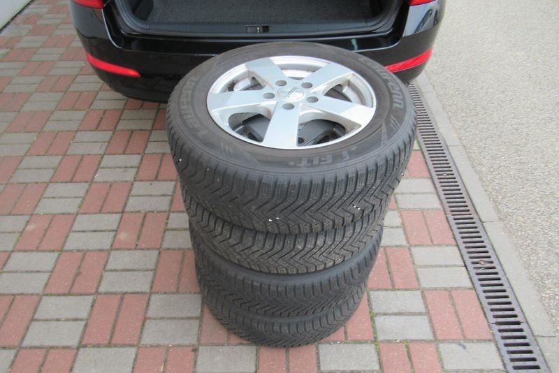 Škoda Octavia 1.6 TDI AUT. KLIMA NAVI XENON - fotka 24 z 26