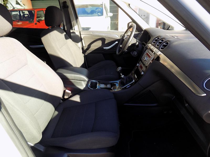 Ford S-MAX 2,0  TDCI 103KW TITAN FACELIFT - fotka 30 z 47