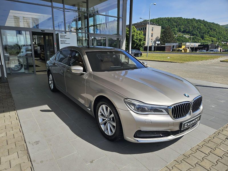 BMW Řada 7 (2016) 740Ld xDrive - fotka 9 z 18