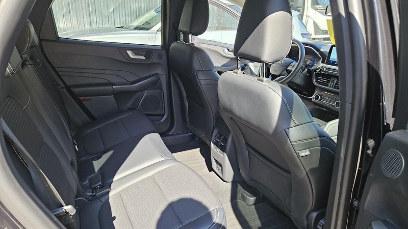 Ford Kuga (2023) 2.5i HEV 140 kW Titanium 4x4  - fotka 14 z 37