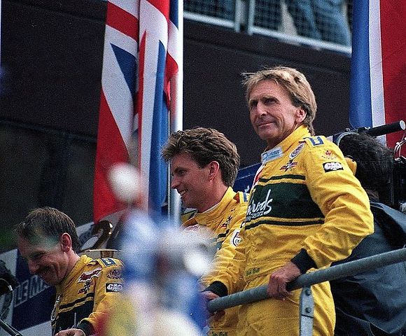 Derek Bell se svým synem Justinem a Andy Wallacem při dokorování za třetí místo při 24 hodin Le Mans v roce 1995., zdroj: Wikimedia Commons, Martin Lee, CC BY-SA 2.0
