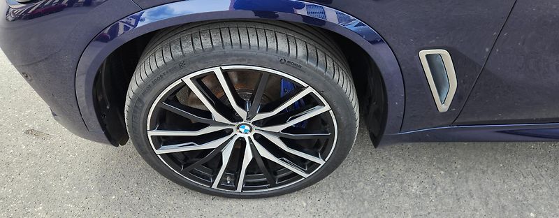 BMW X5 (2020) M50d SERVIS TAŽNÉ ČR IDIVIDUAL - fotka 29 z 48