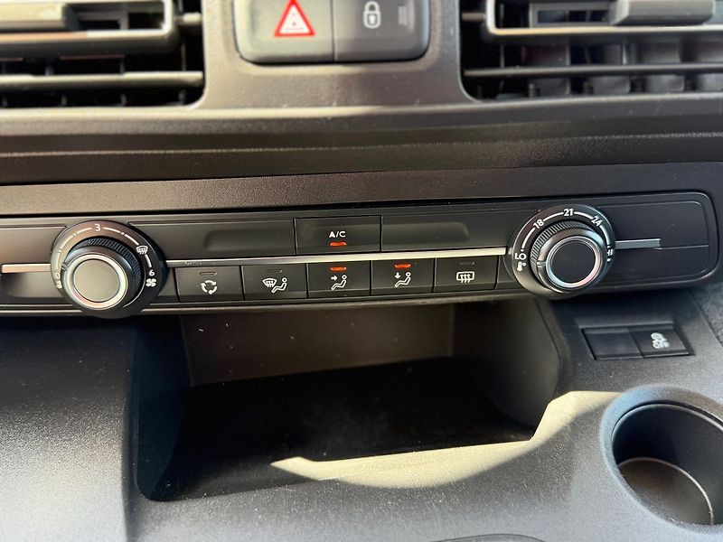 Opel Combo 1.2TURBO 81KW*TOP VÝBAVA- ZADA - fotka 27 z 33