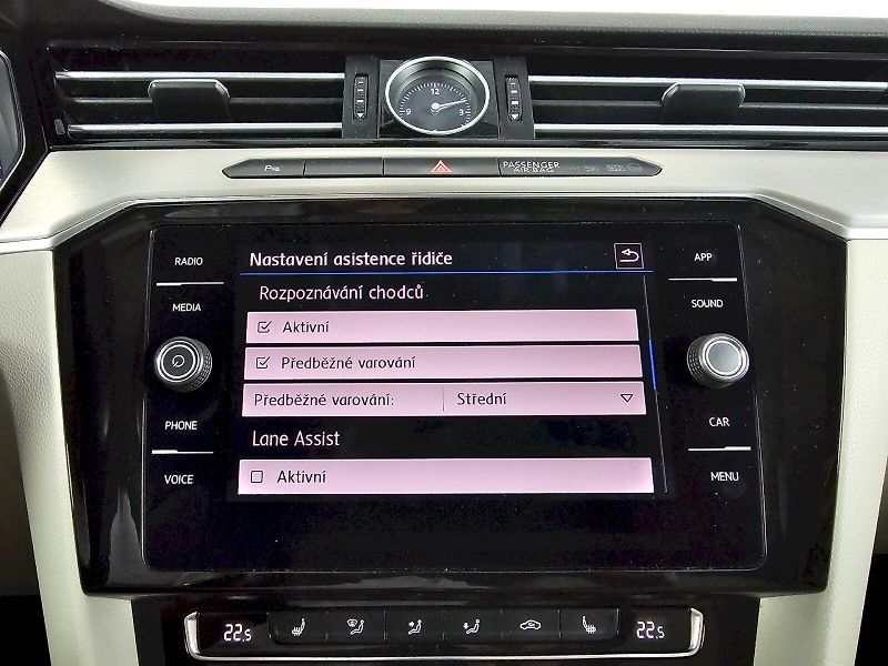 Volkswagen Passat (2018) 2.0TDI 140kW DSG R-line DSG 4x - fotka 19 z 35