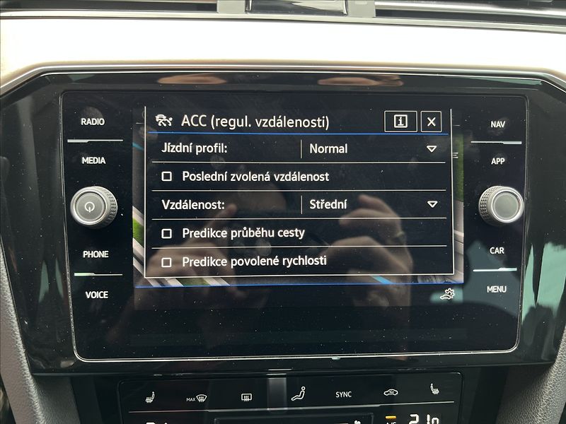 Volkswagen Passat 2,0 TDi DSG ELEGANCE MATRIX - fotka 31 z 36