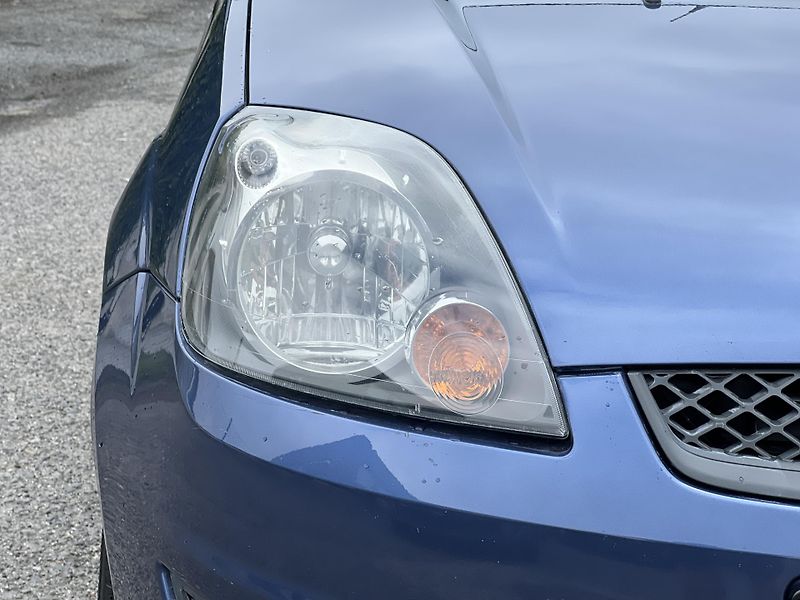 Ford Fiesta 1.3i 51Kw ČR TAŽNÉ KLIMA - fotka 30 z 36
