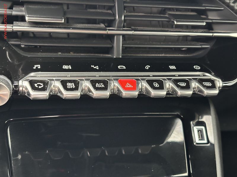 Peugeot 2008 (2020) 1.2 PT, GT Line, LED, navi - fotka 16 z 20