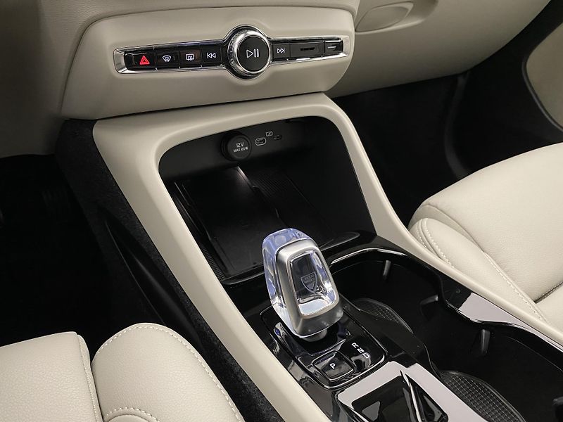Volvo XC40 B4 DARK ULTRA AUT CZ - fotka 27 z 60