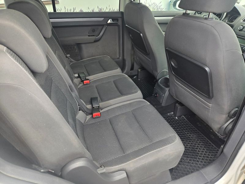 Volkswagen Touran (2012) 2.0 TDI DSG - fotka 17 z 20