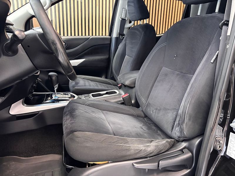 Nissan Navara 2.3 DCi Hardtop 4x4 automat - fotka 13 z 29
