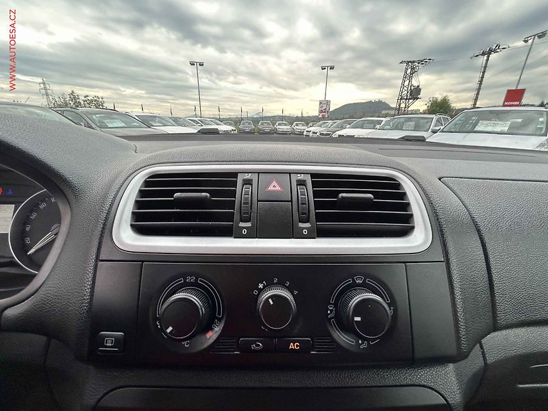 Škoda Fabia (2008) 1.4 16V, ČR, AC, park.asist - fotka 15 z 15