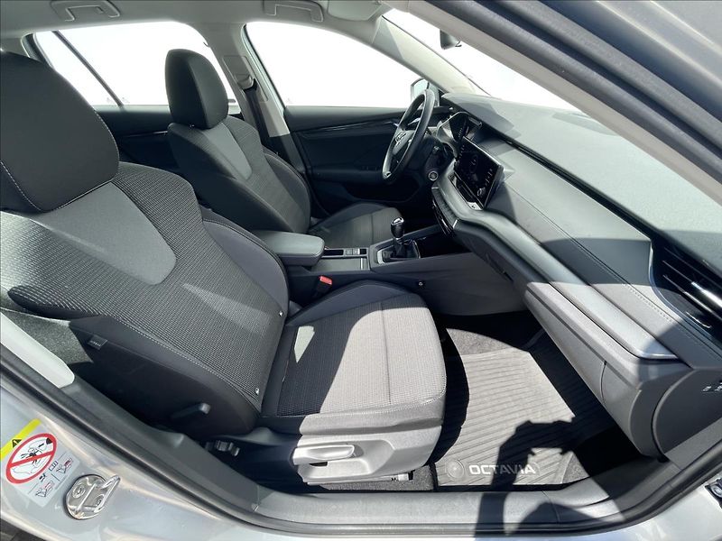 Škoda Octavia 2,0 TDI Combi Ambition Plus - fotka 18 z 22