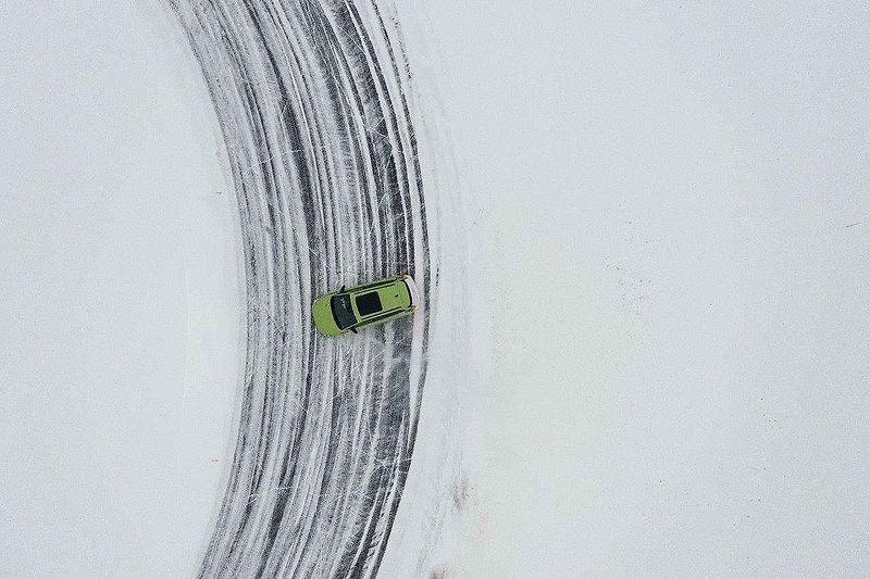 Automobilka Škoda pokořila s plně elektrickým vozem SUV Enyaq RS rekord v nejdelším souvislém driftu na ledě.