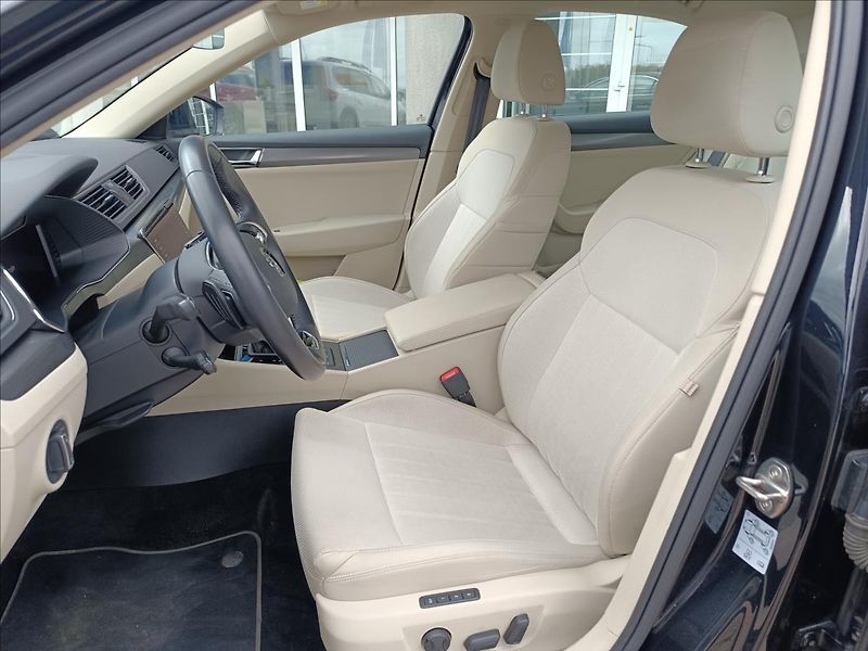 Škoda Superb 2,0 TDi DSG Style - fotka 9 z 19