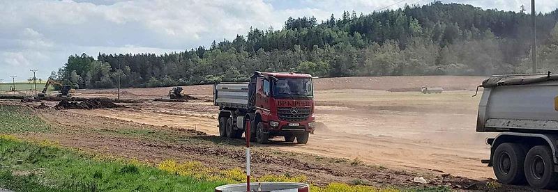 Na připravovaném úseku dálnice Praha – Karlovy Vary mezi jesenickou křižovatkou a Lubencem na jihu Ústeckého kraje už pracuje stavební technika.