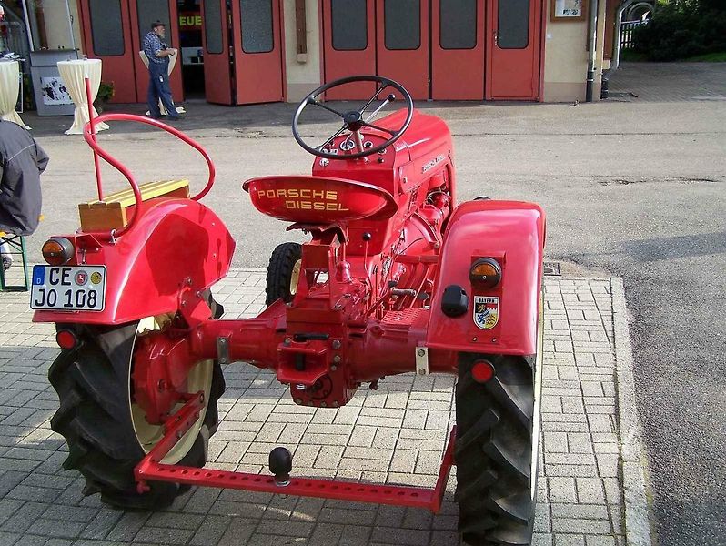 Porsche vyráběl také traktory. Na snímku je Porsche Junior Diesel na zemědělském festivalu Mathaisemarkt v roce 2015.