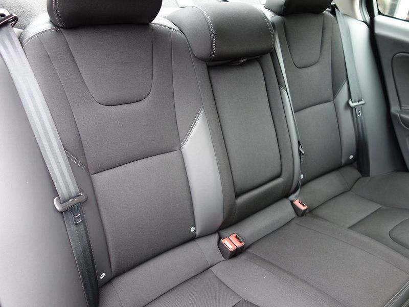 Volvo S60 (2017) 2.0D4 147kW AUT -NOVÉ V ČR - fotka 26 z 38