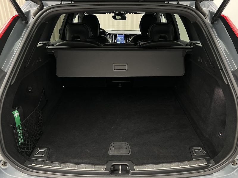 Volvo XC60 B4 AWD R-DESIGN AUT CZ - fotka 5 z 45