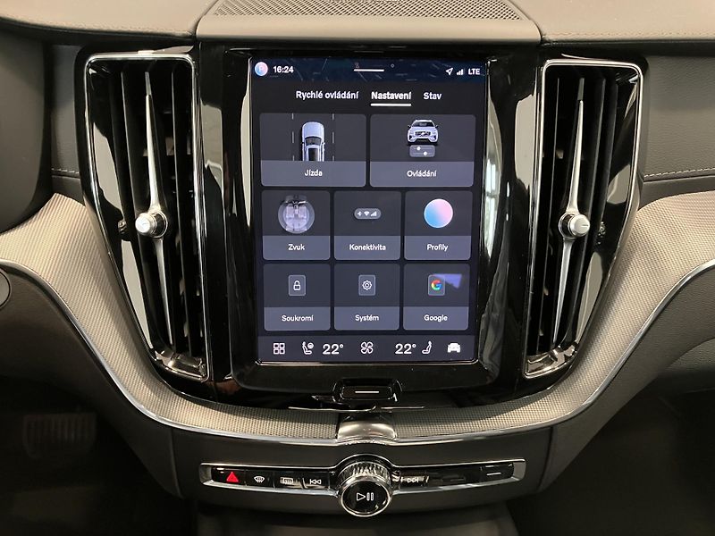 Volvo XC60 B4 FWD Ultimate Dark AT8 - fotka 29 z 44