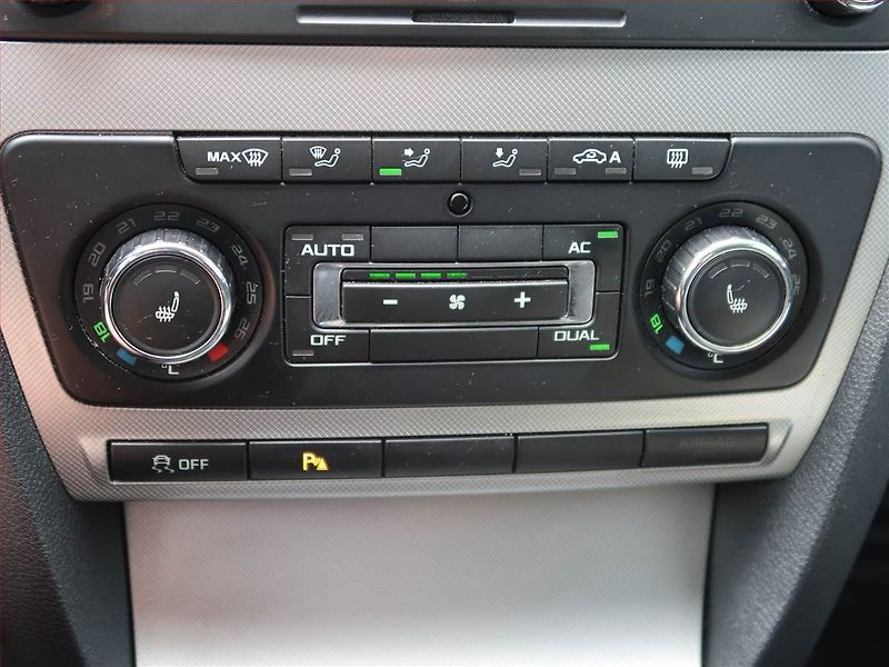 Škoda Octavia (2009) 1.9 TDI, Xenony, Tempomat - fotka 16 z 17