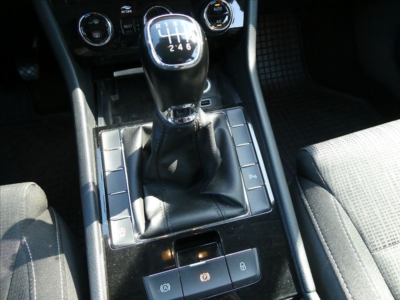 Škoda Superb 1,6 TDi DPH 2x kola,po servise - fotka 24 z 34