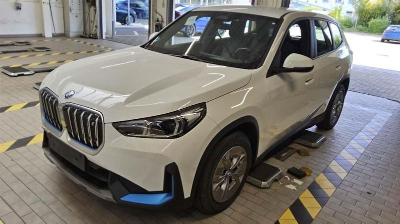 BMW iX1 xDrive30 - fotka 8 z 10