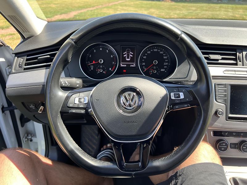 Volkswagen Passat 1.4TSI 92KW,NAVI,LED,ALU - fotka 35 z 44