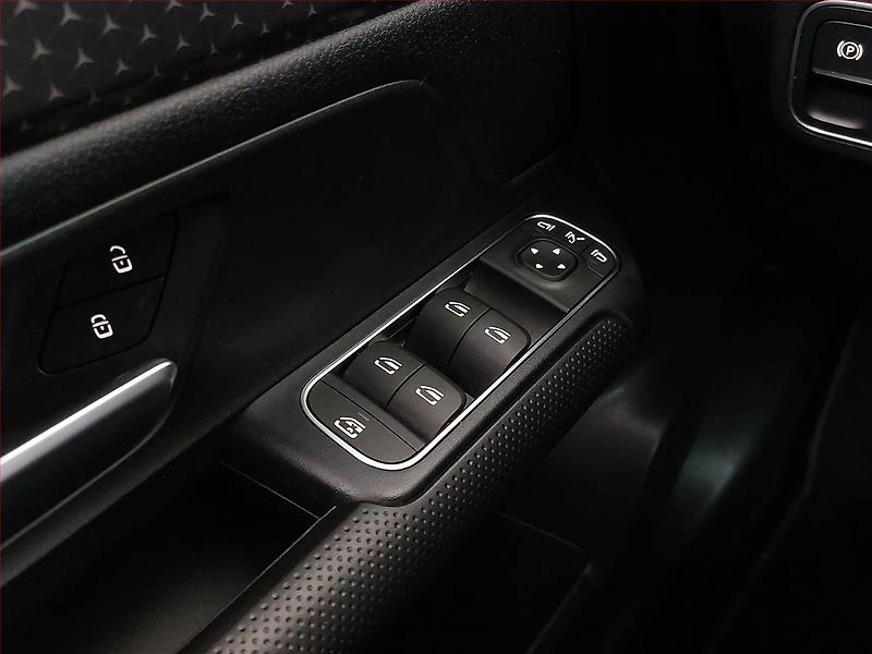 Mercedes-Benz GLA (2024) 180 - fotka 17 z 20