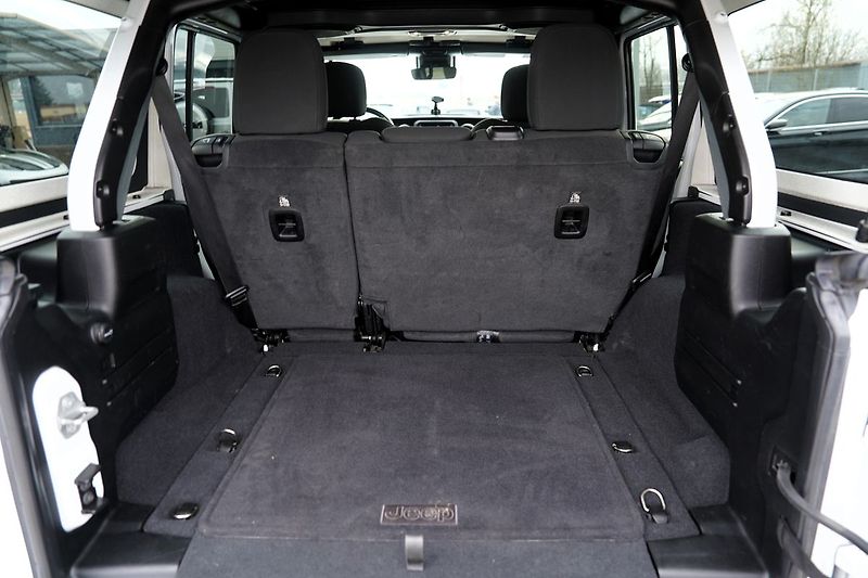 Jeep Wrangler 2.2 CRD/Sport/MultiJet/4x4/AT - fotka 12 z 44